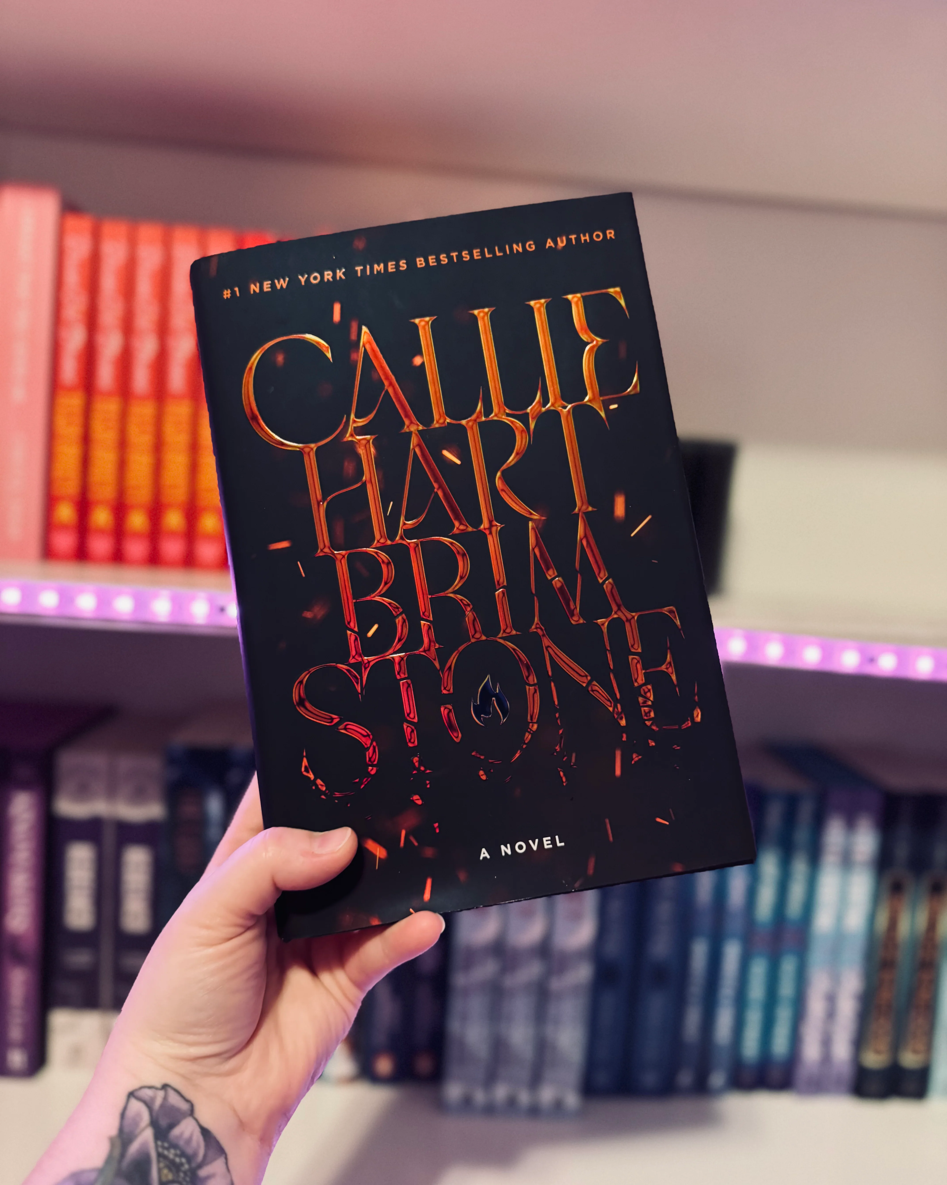 “Brimstone”. A continuação desta famosa fantasia romântica já chegou – e é um dos livros mais vendidos