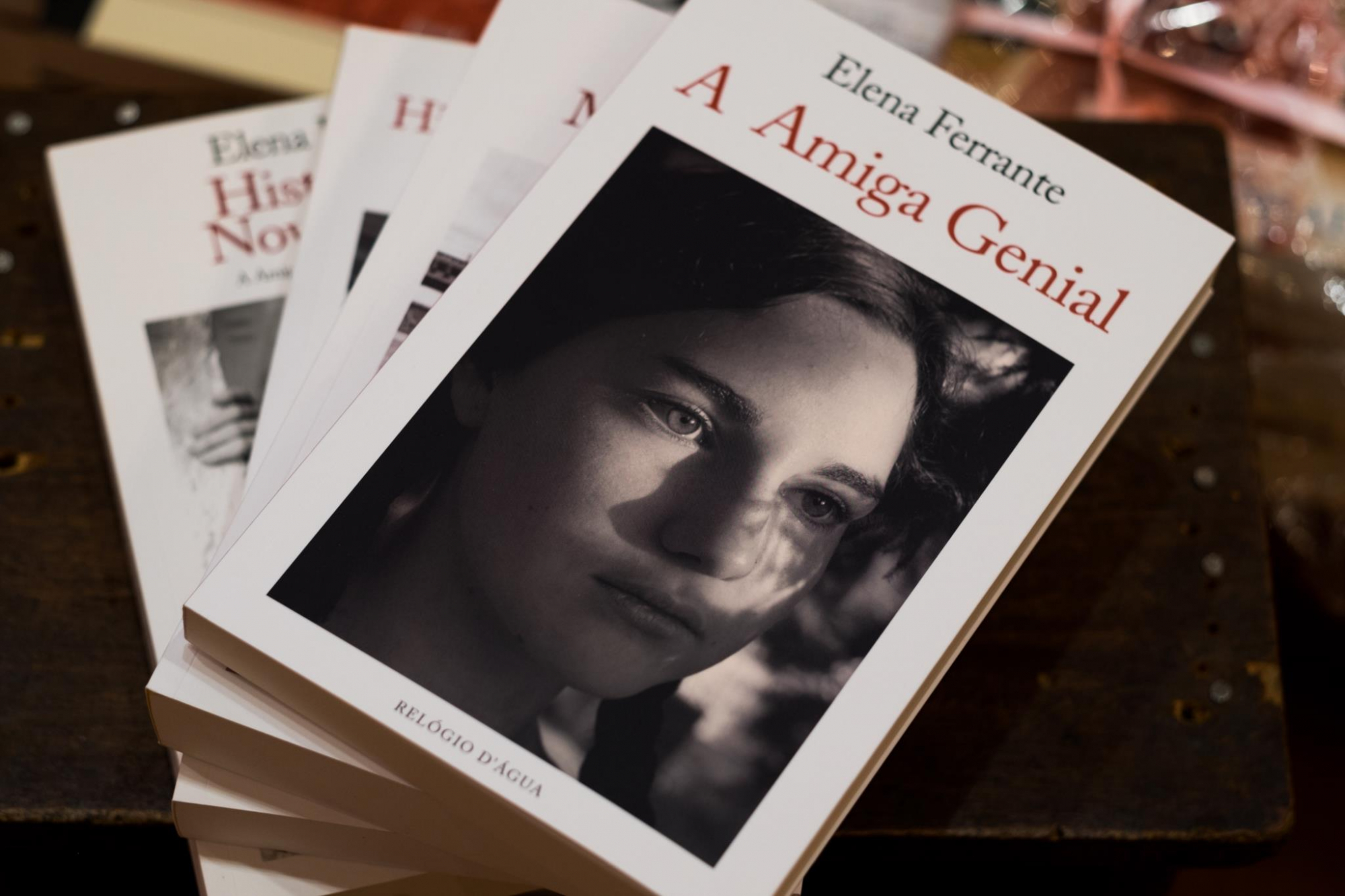 O novo livro de Elena Ferrante está quase a chegar a Portugal