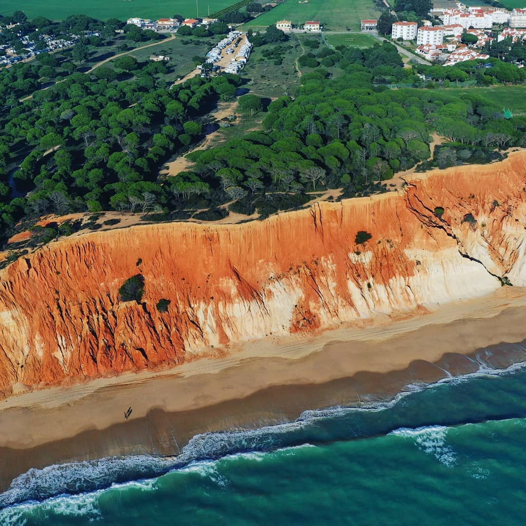 Praia da Falésia é uma das melhores do mundo — e estas 18 fotos são a prova disso