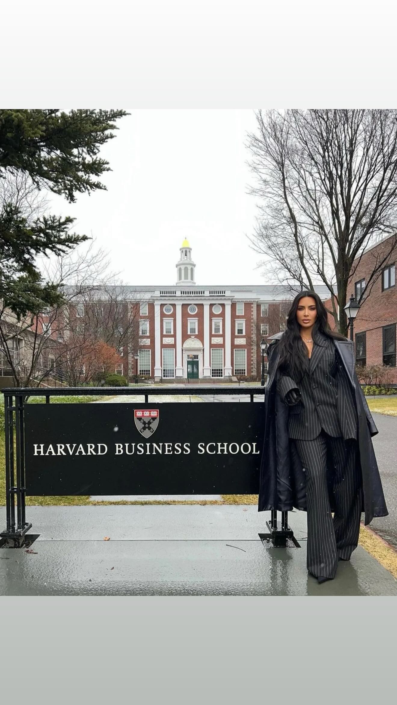 6 anos depois, Kim Kardashian é oficialmente licenciada em Direito. Veja as fotos e vídeos da cerimónia