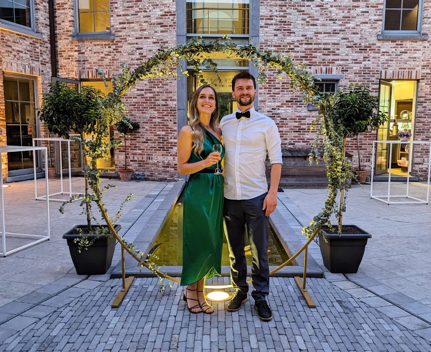 Este casal teve o primeiro encontro num 100 Montaditos. Agora, celebraram festa de noivado no restaurante