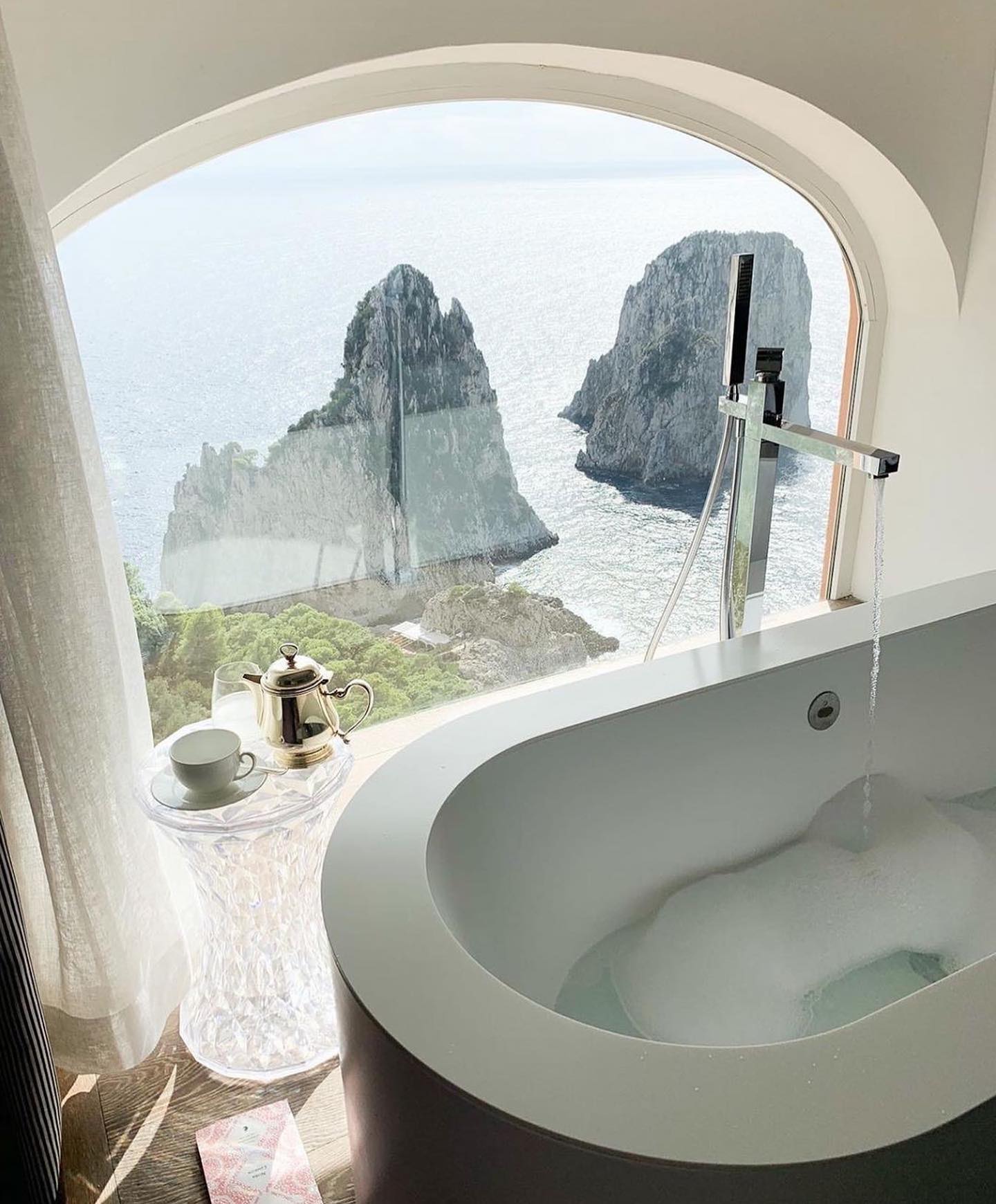 Esta suite de sonho em Capri vai fazê-lo marcar um voo já para este paraíso. Veja as fotos