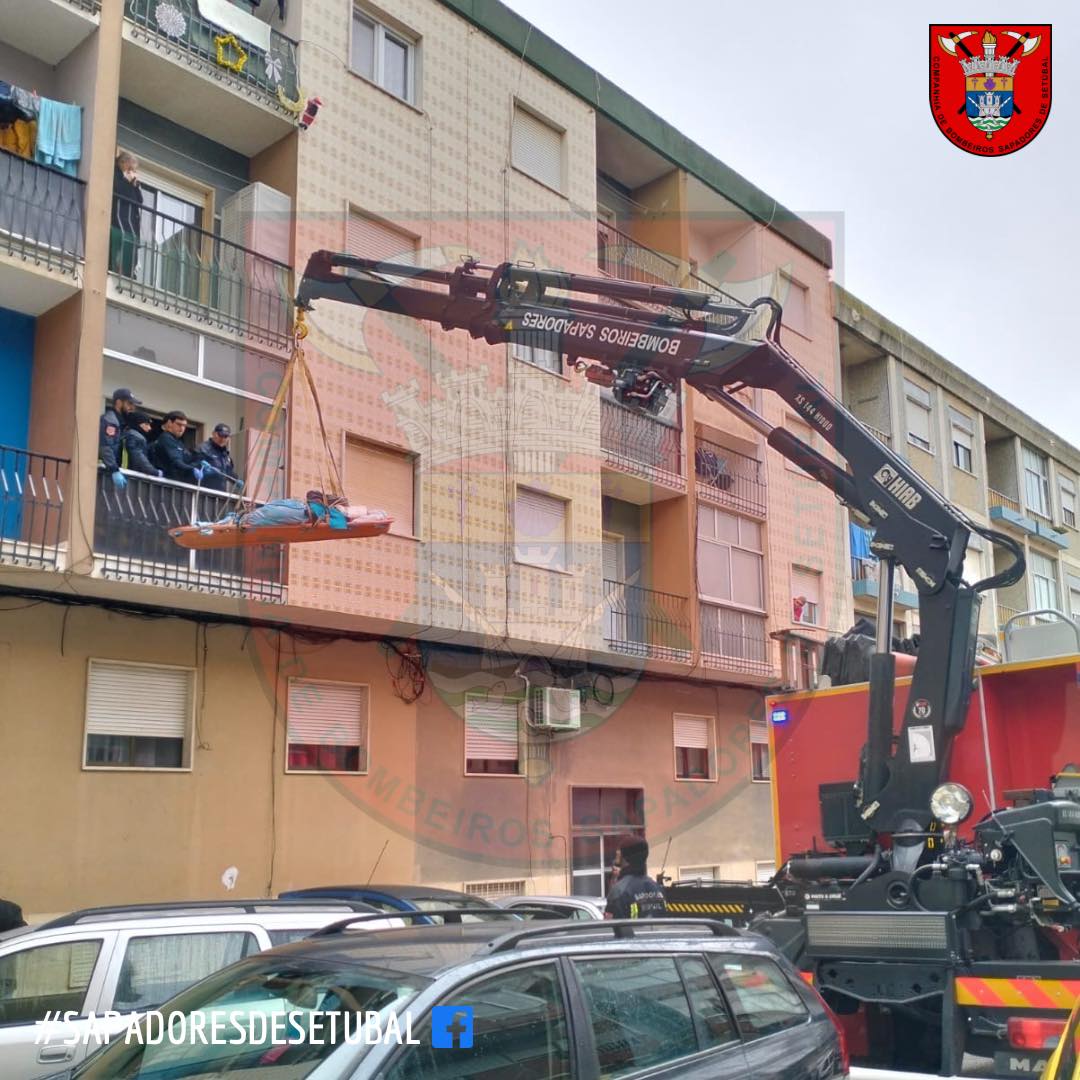 Homem com 180 quilos teve de ser retirado de casa pela janela com a ajuda dos bombeiros