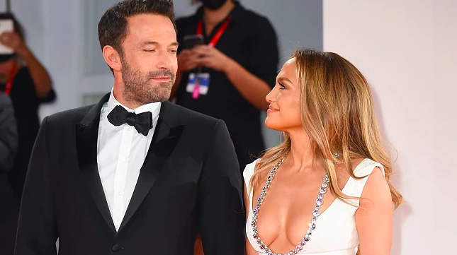 A saga continua. Jennifer Lopez é vista a sorrir depois de encontro em que terá trocado carícias com Ben Affleck