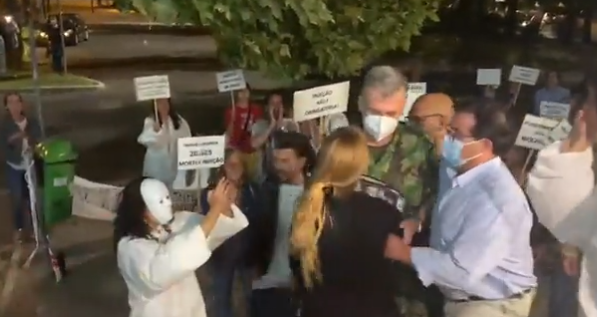 Gouveia e Melo recebido com insultos em Odivelas por manifestantes anti-vacinas