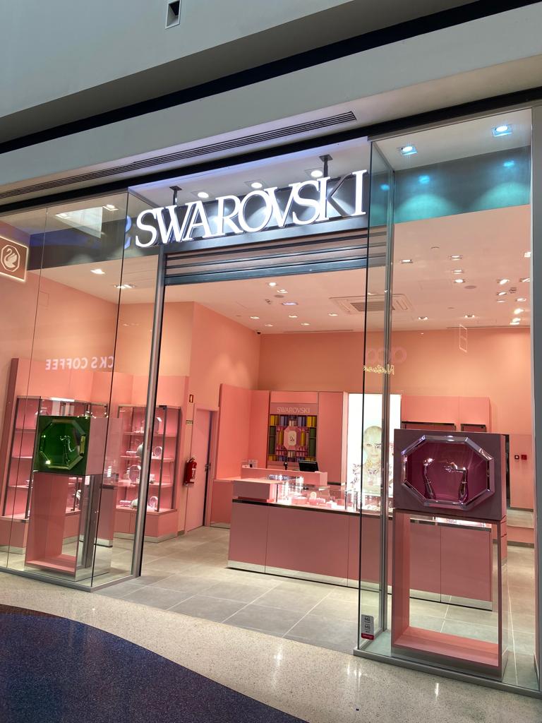 Swarovski tem uma nova loja em Lisboa que pisca o olho à tendência Barbiecore