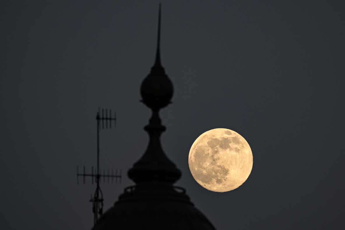 Superlua vai brilhar esta noite em Portugal (se os céus ajudarem). Mas já há fotografias impressionantes