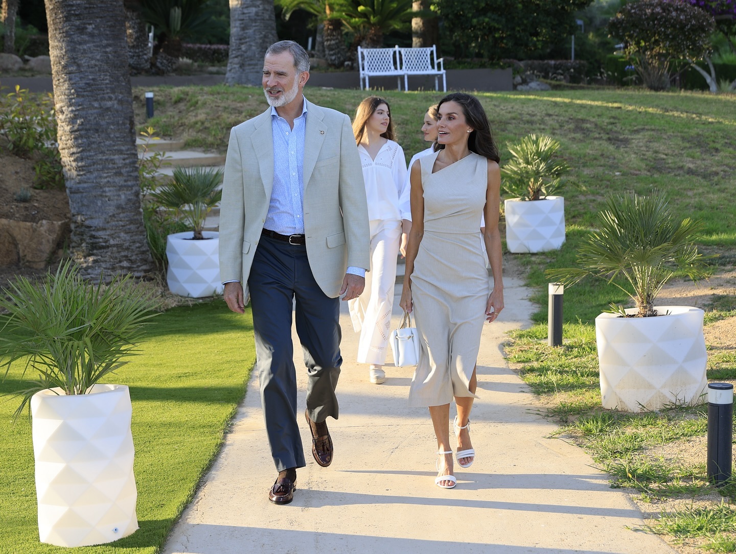 Letizia vestido em saldos (e de marca conhecida). Modelo já esgotou, mas encontrámos um quase igual