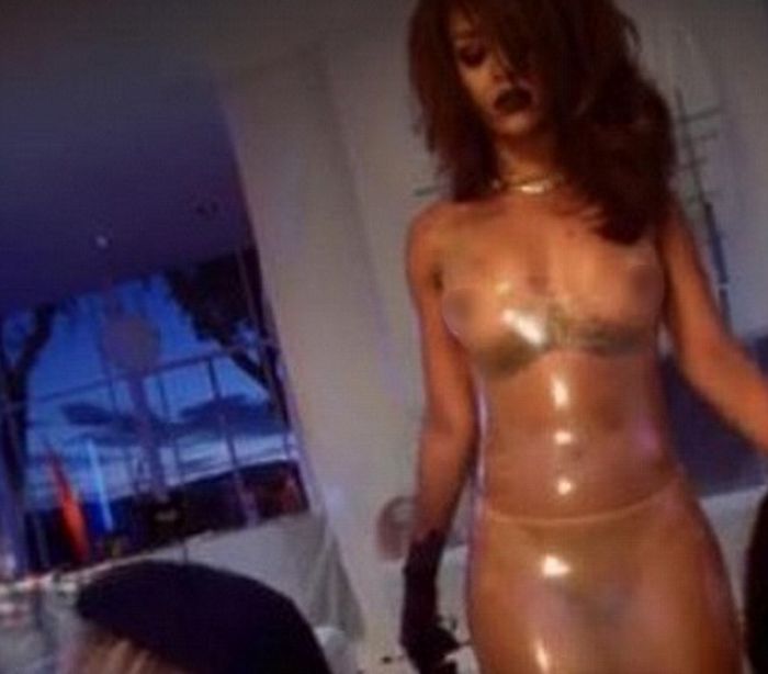 Rihanna usa vestido (muito) transparente e de plástico.