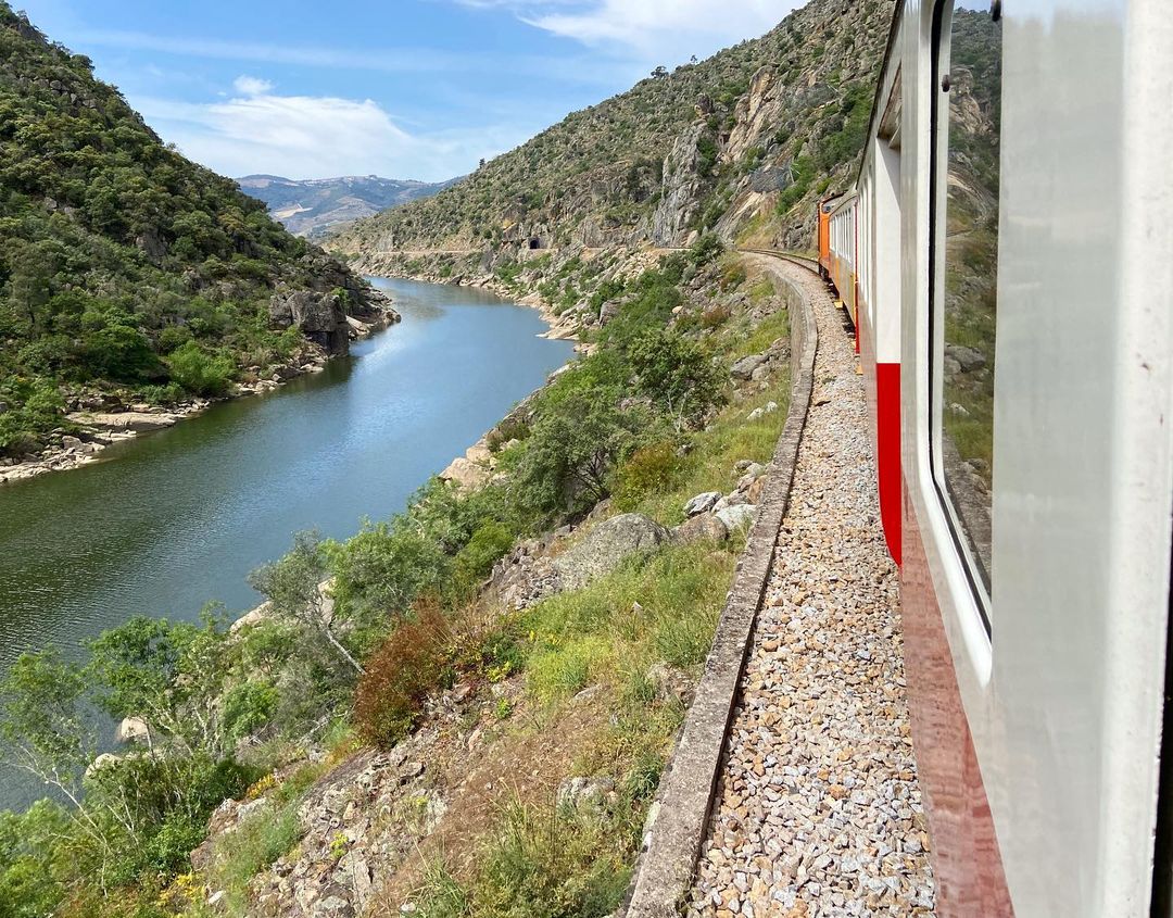 Isto é um convite: entre a bordo e descubra Portugal e as suas paisagens de comboio