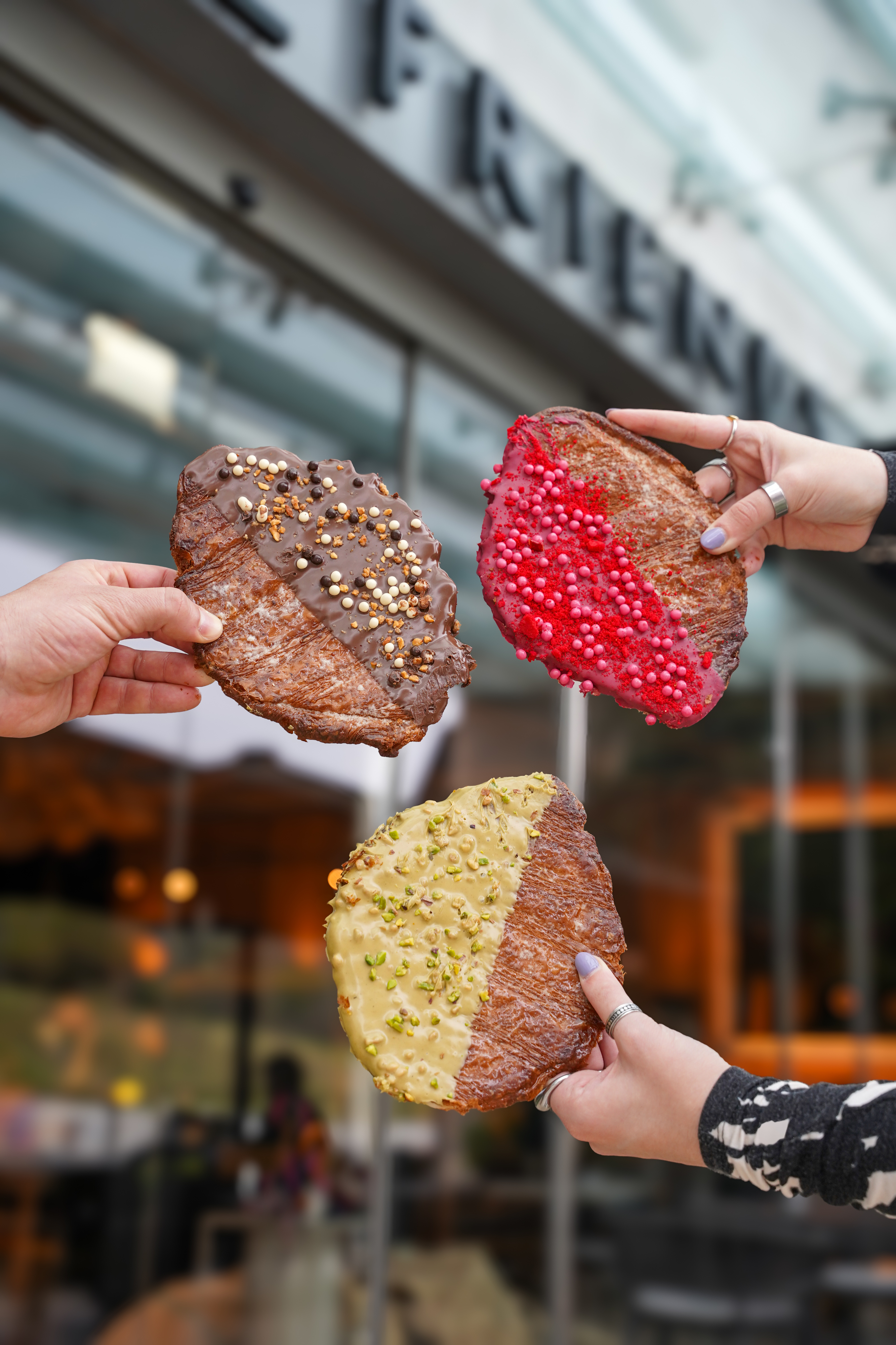 Os croissants espalmados virais do TikTok já chegaram a Portugal. Saiba onde pode comer um