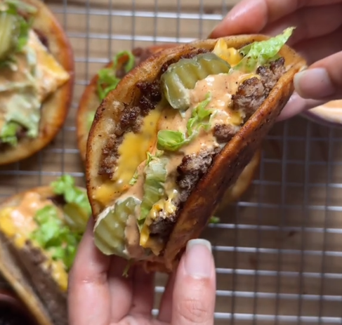 Tacos de Big Mac. Esta receita está a tornar-se viral no TikTok (e nós temos a receita)