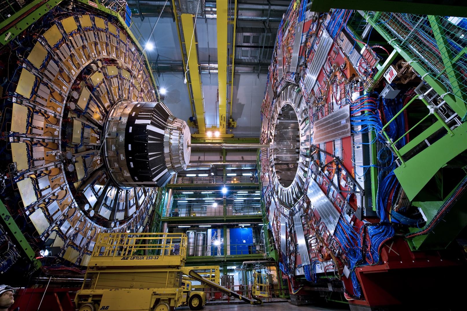 Самая большая частица. Большой адронный коллайдер ЦЕРН. Швейцария ЦЕРН коллайдер. Большой адронный коллайдер в Швейцарии. LHCB большой адронный коллайдер.