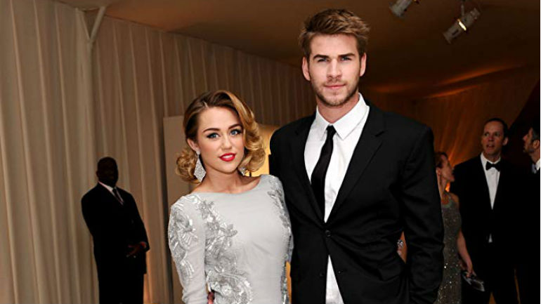 Liam Hemsworth descobriu que estava separado de Miley Cyrus pelas redes sociais — tal como o resto do mundo