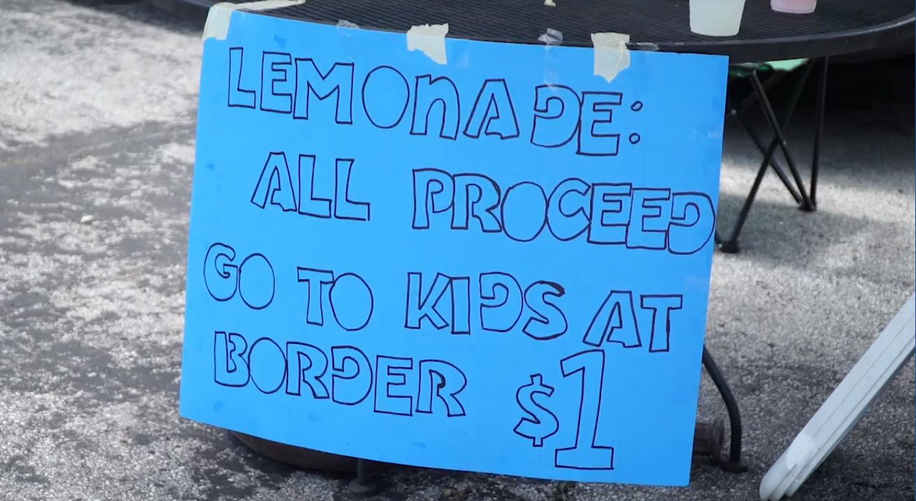 Estes dois miúdos vendem limonada para ajudar as crianças na fronteira dos Estados Unidos