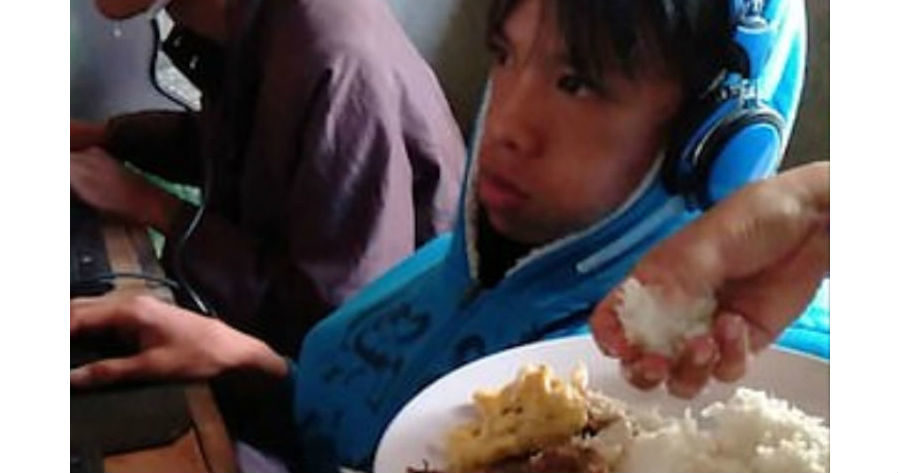 Mãe alimenta filho que se recusa a parar de jogar