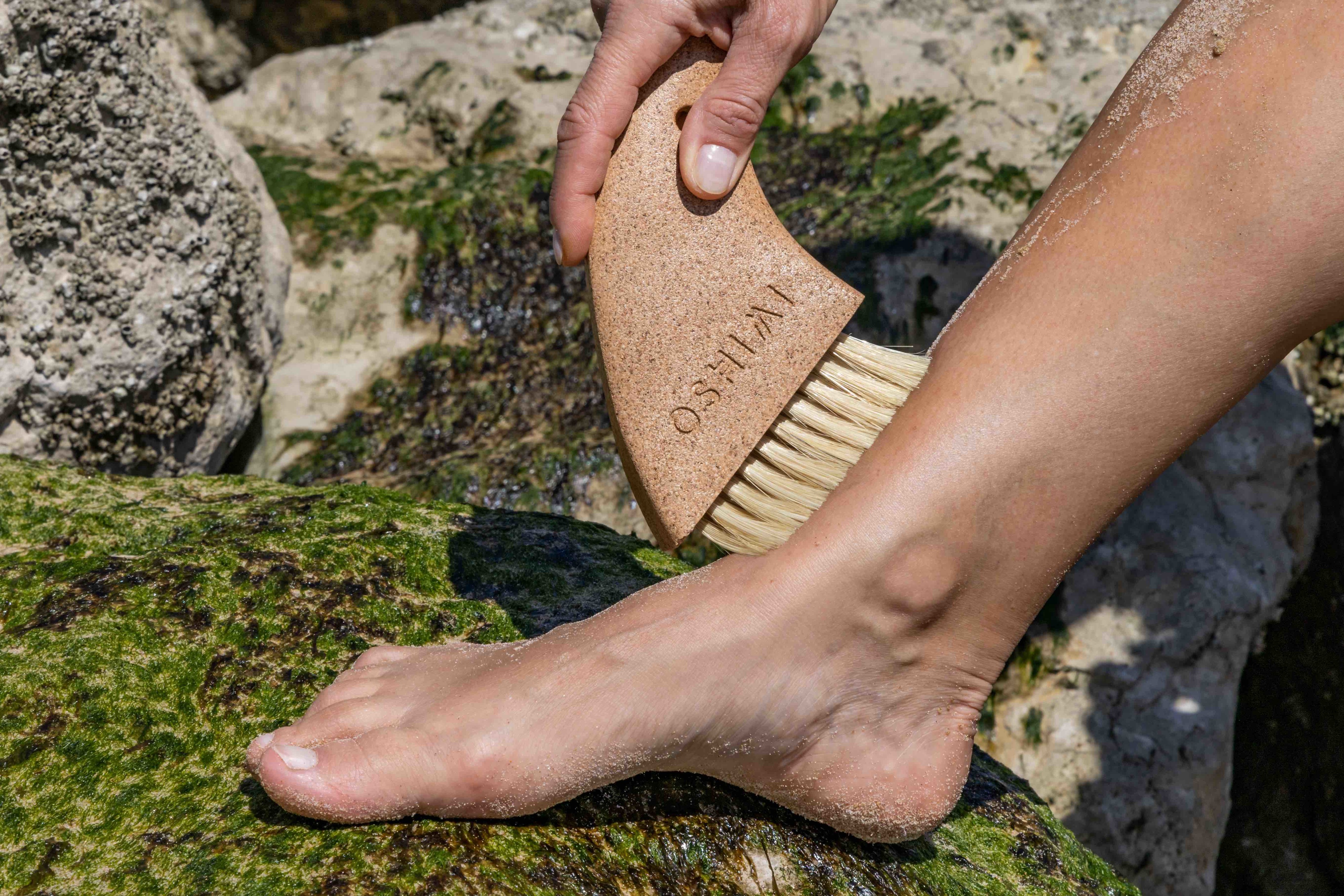 Esta pequena escova tira-lhe a areia toda dos pés — e já não vai sujar o carro nas próximas férias