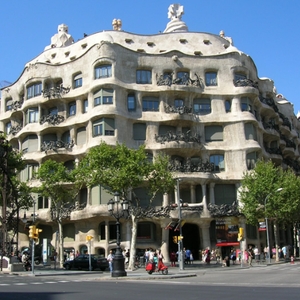 Um polvo a sair de dentro de um frango. É só uma das comidas mais nojentas que vai ver hoje