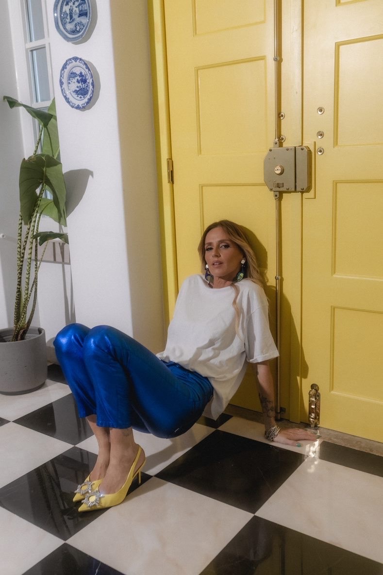 Madalena Abecasis lança coleção com a Salsa com muitos rasgões e brilhantes. Veja as fotos das peças