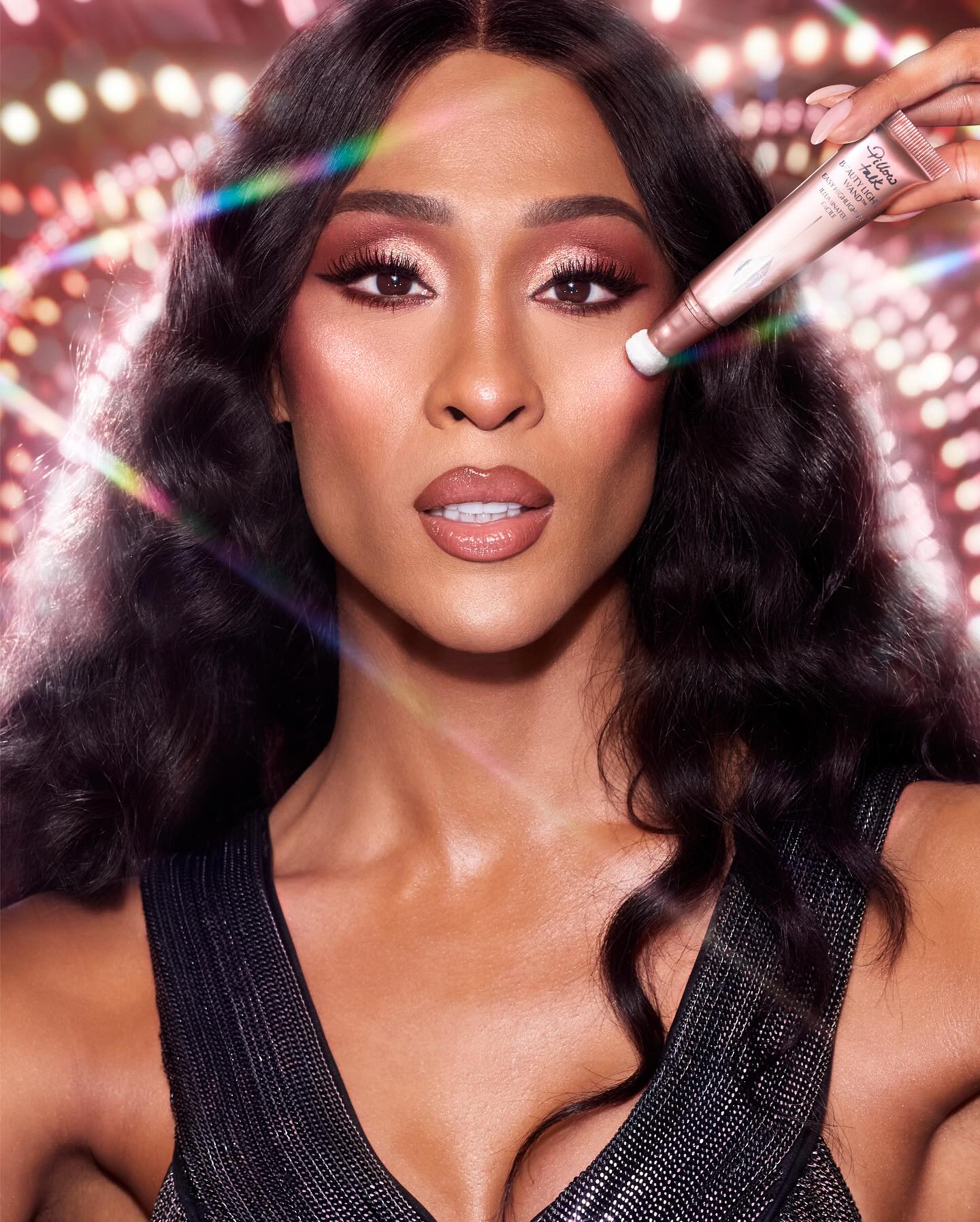 Esta varinha mágica dá-lhe as maçãs de rosto mais incríveis. Descubra o produto viral de maquilhagem