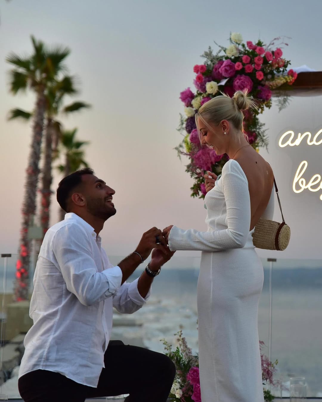 Há mais um jogador do Benfica fora do mercado. Pavlidis ajoelhou-se e está noivo (e há fotos)