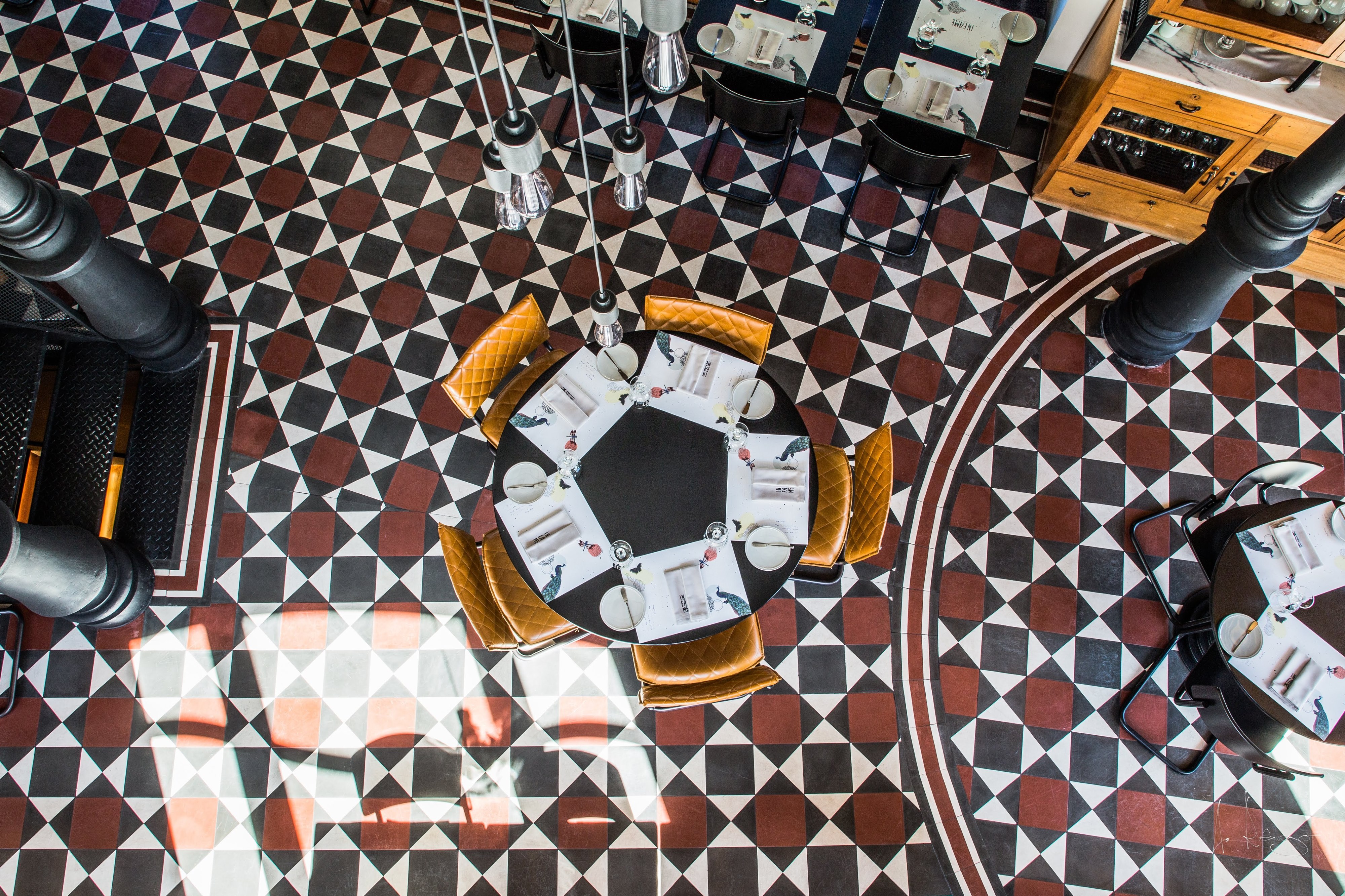 Pelo sim pelo não, leve a mala feita para jantar neste hotel — no final, pode ficar para dormir