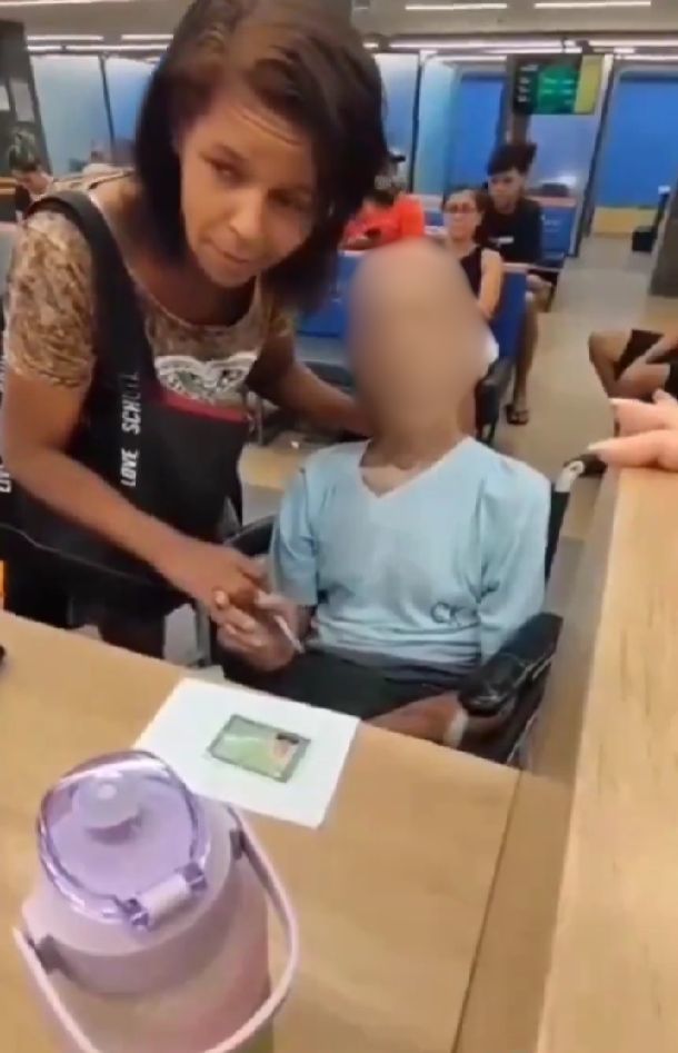 Cadáver no banco. Homem ainda estaria vivo durante a viagem, garante motorista