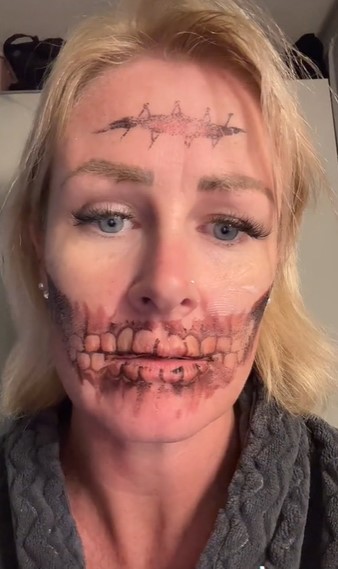 Carregou nas pinturas de Halloween e não as conseguiu tirar da cara. “Amanhã tenho reuniões”