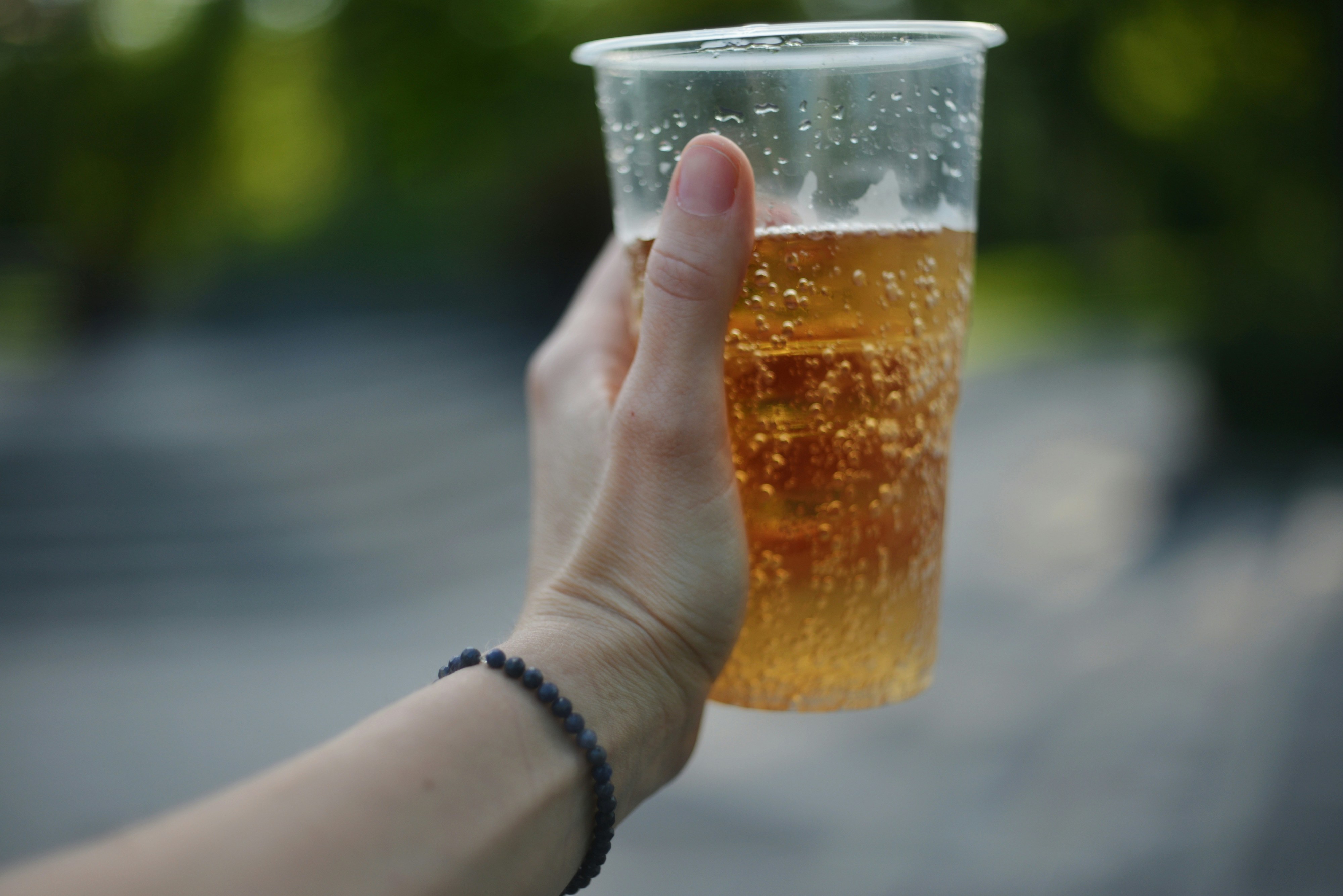 Jovens ainda se sentem excluídos por escolherem bebidas sem álcool. Saiba porquê