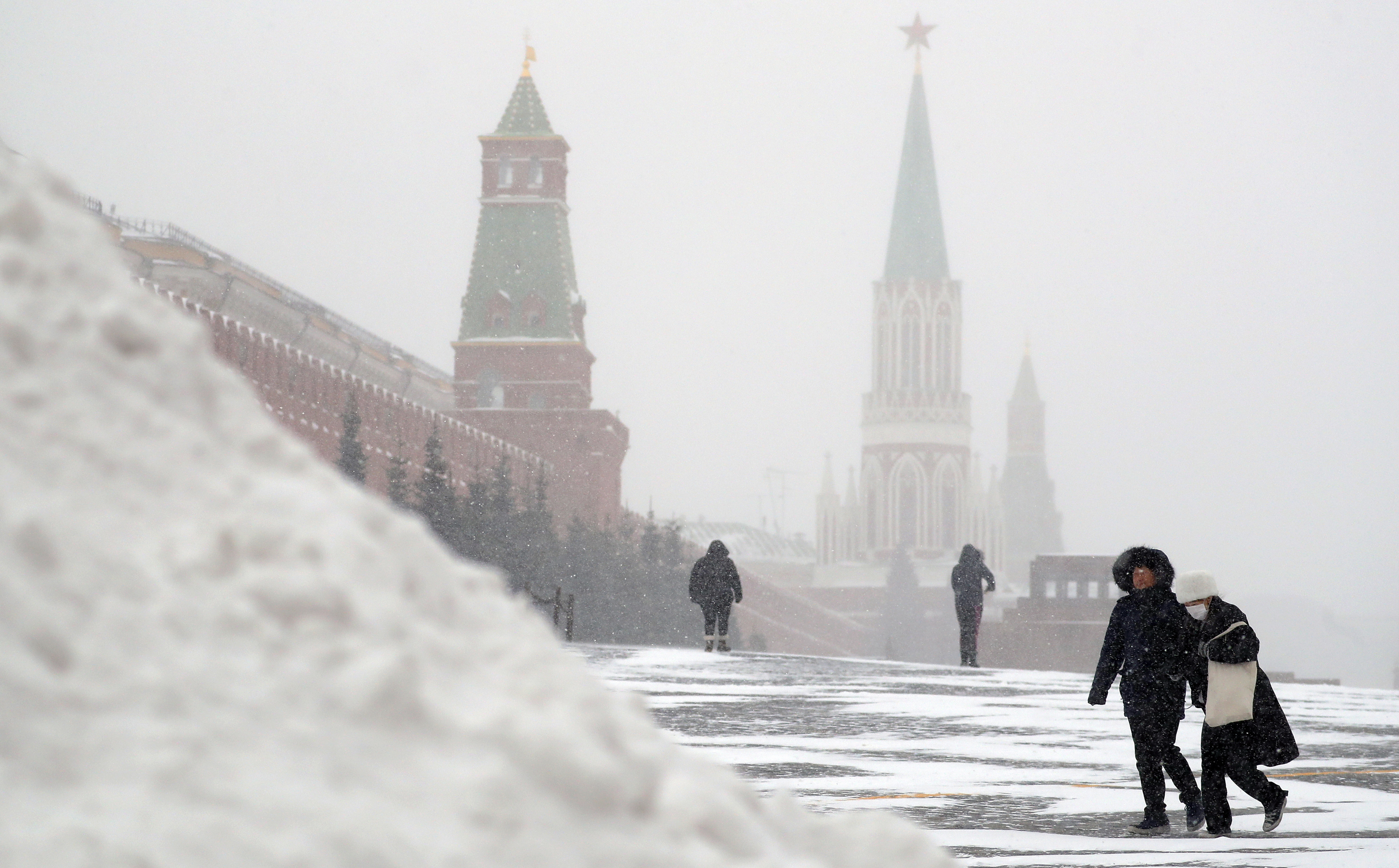 Когда в москве будет 15. Снег в Москве. Снегопад в Москве. Сугроб на красной площади. Москву засыпало снегом красная площадь.