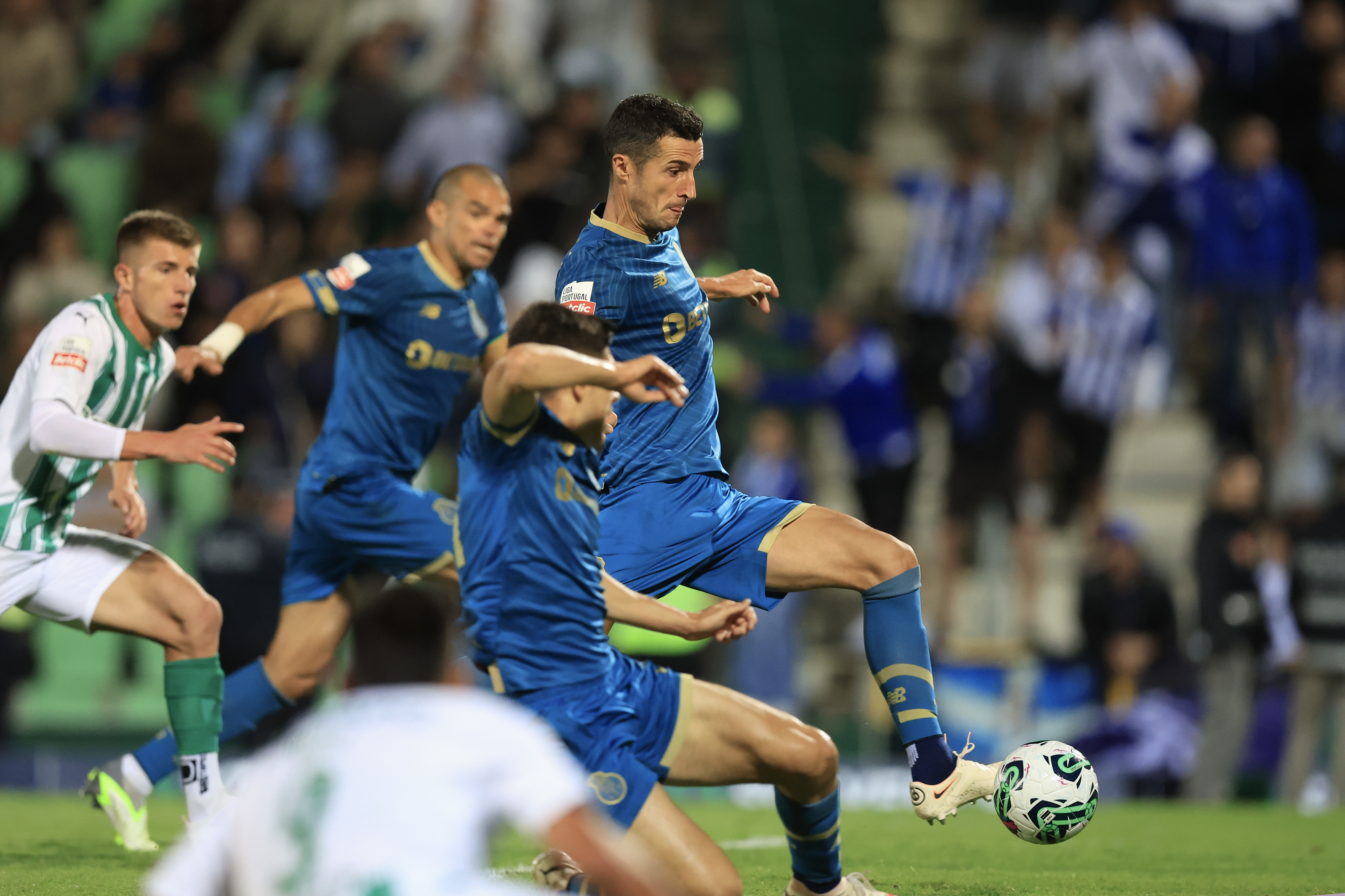 VÍDEO: Taremi adianta o FC Porto em Vizela de penálti