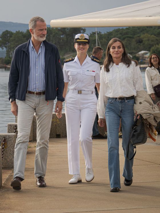 Rainha Letizia passeou de jeans e gabardina por Madrid. Saiba de onde são e quanto custam as peças