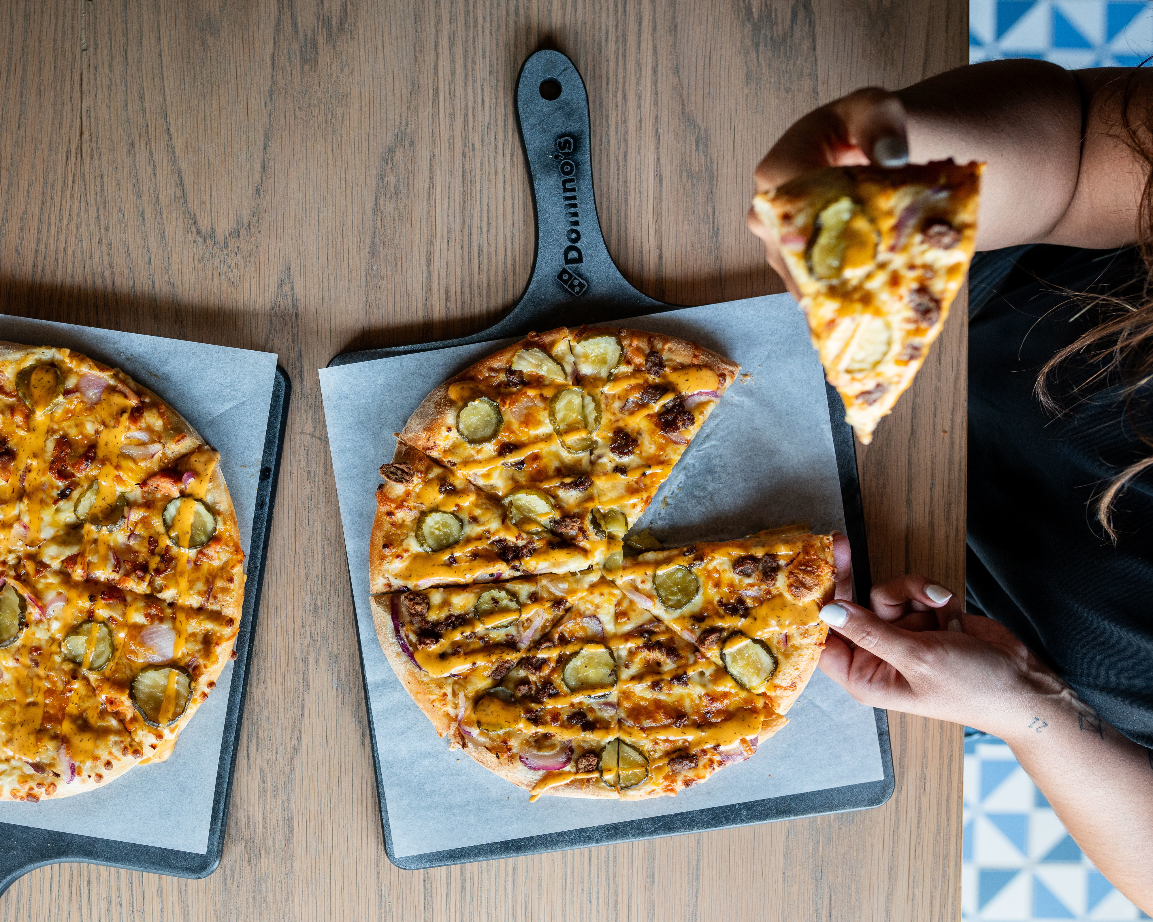 Já não tem de decidir entre pizza ou hambúrguer com esta novidade da Domino’s (em promoção)