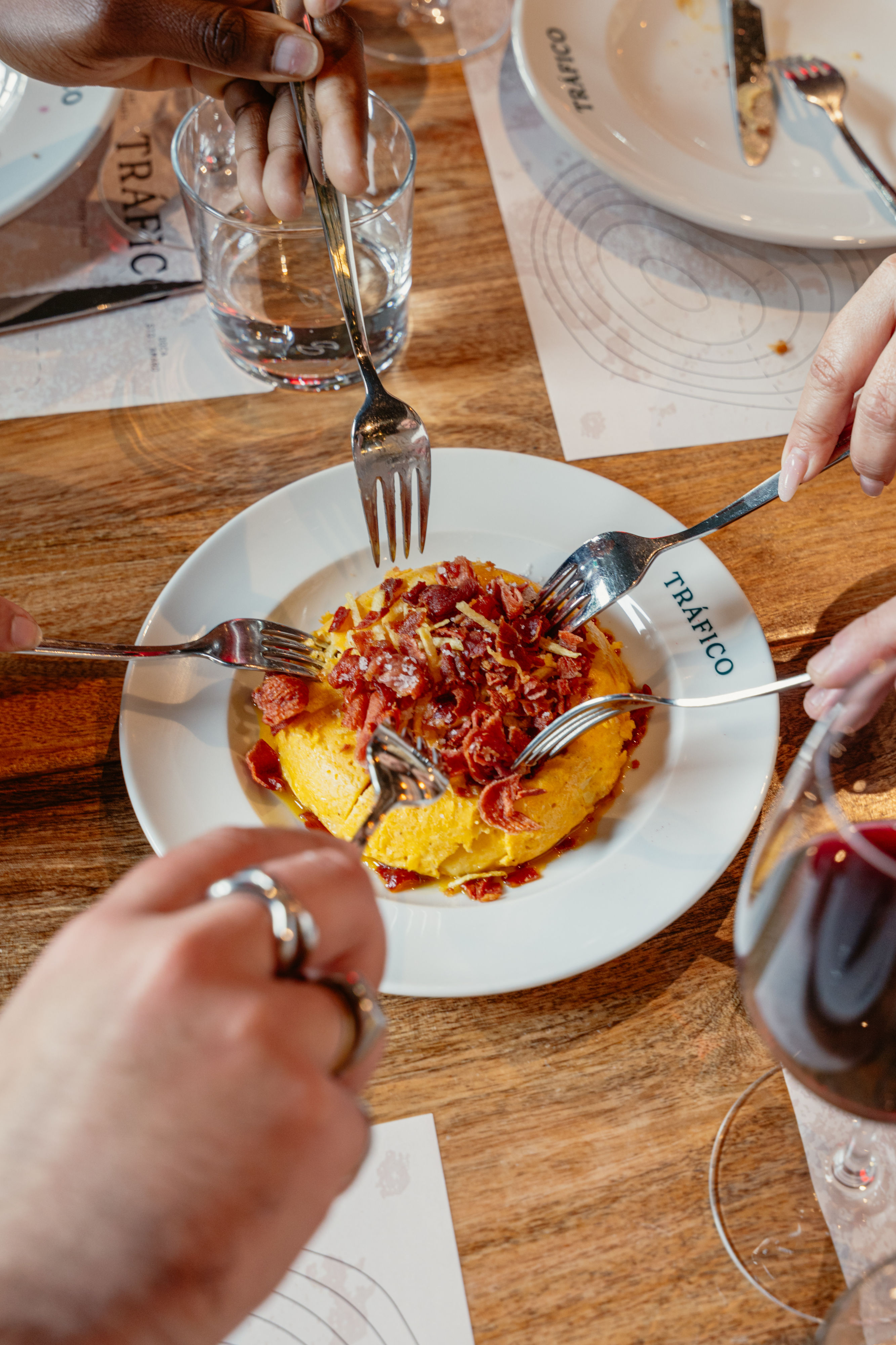 Tráfico. Adorámos o novo spot das Docas de Lisboa que é perfeito para jantares de grupo