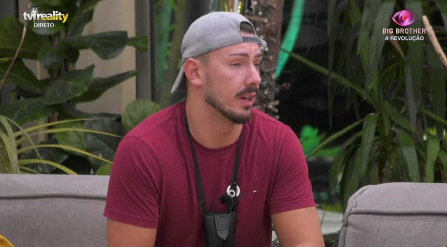 Renato recebe crítica do exterior. “Às vezes não sei se és namorado ou empregado”