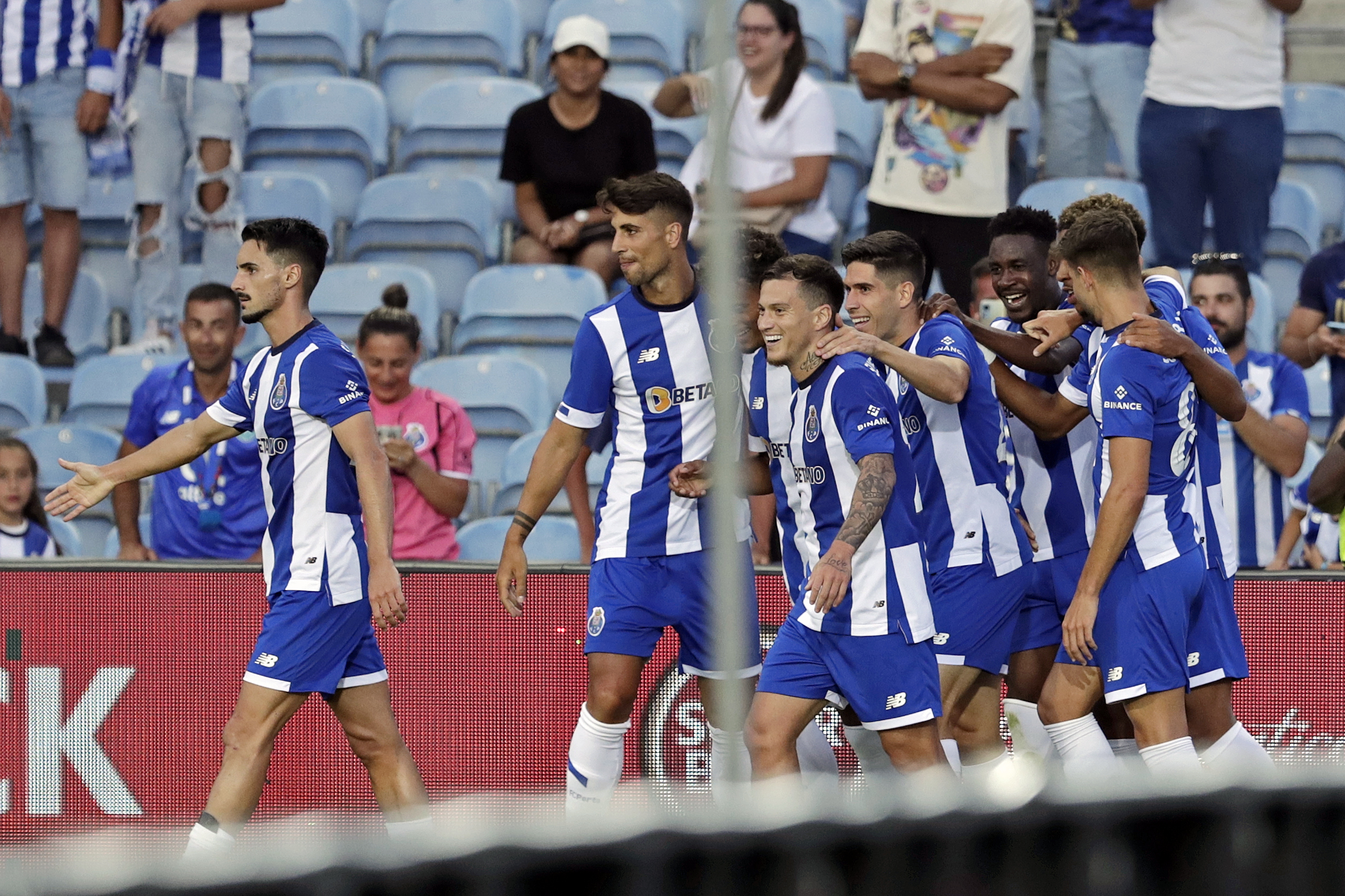 FC Porto goleia Cardiff City com 'bis' de Toni Martínez