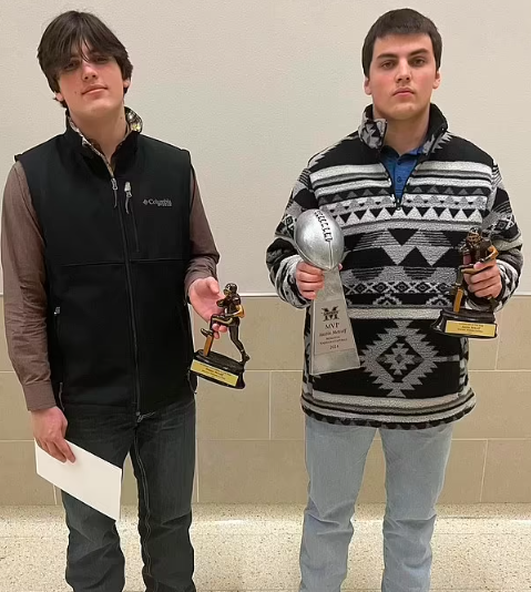 Rapaz de 17 anos leva facada no coração e morre nos braços do irmão gémeo (por uma troca de lugares)