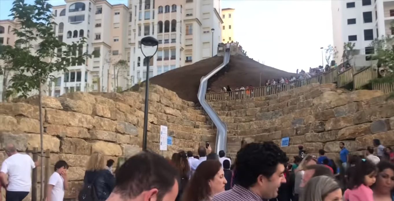 O maior escorrega de Espanha só durou um dia — e fez feridos