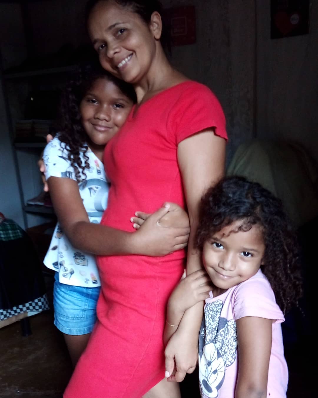 Mãe solteira emociona internautas ao entregar material escolar para as filhas. Veja o vídeo