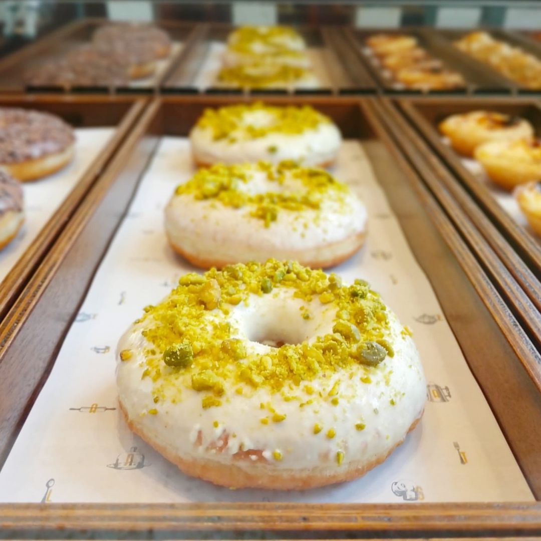 Estamos a salivar com este dónute de iogurte e pistáchio da Pastelaria do Bairro Alto Hotel — e há mais novidades