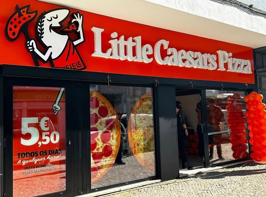 Little Caesars Pizza vai oferecer pizzas durante 1 ano . Saiba o que tem de fazer