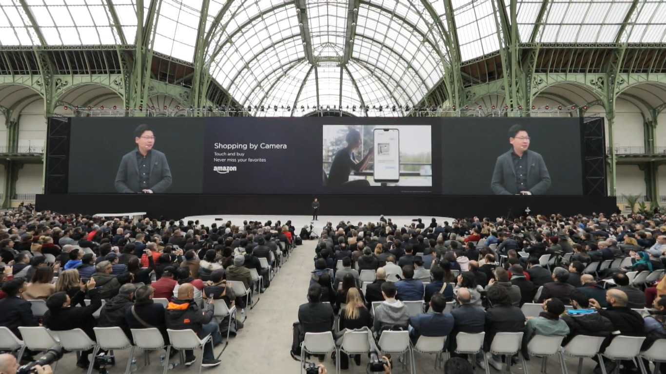 Savate começa a rezar enquanto Teresa o ataca. “Tens um defeito, és vingativo”