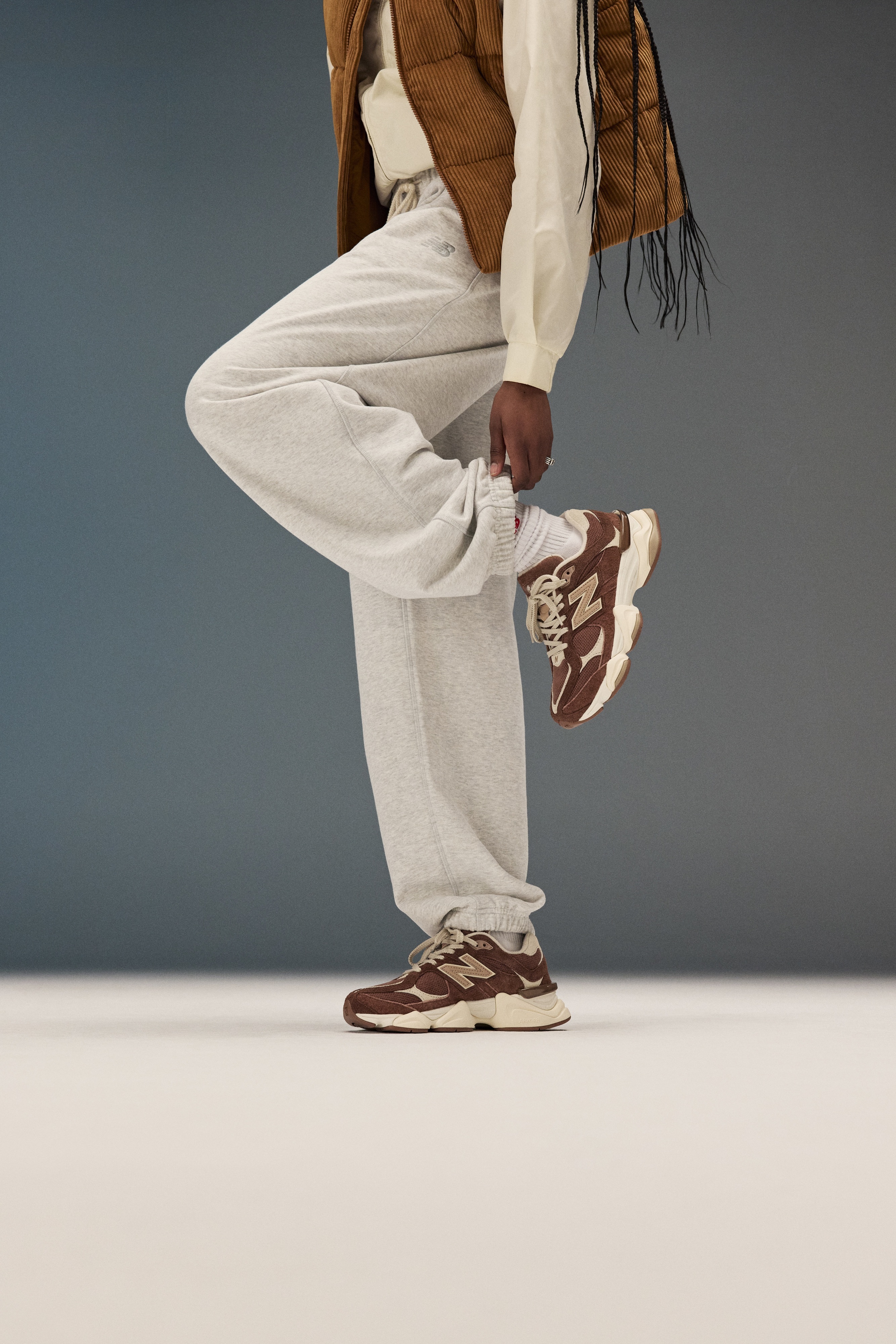 Com camurça e uma nova cor, este modelo da New Balance não podia conjugar melhor com o outono