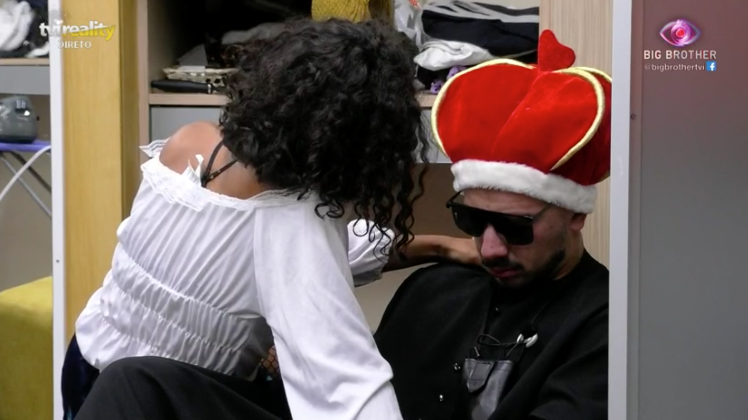 Renato não contém as lágrimas depois de receber avião. “Estás no lodo”