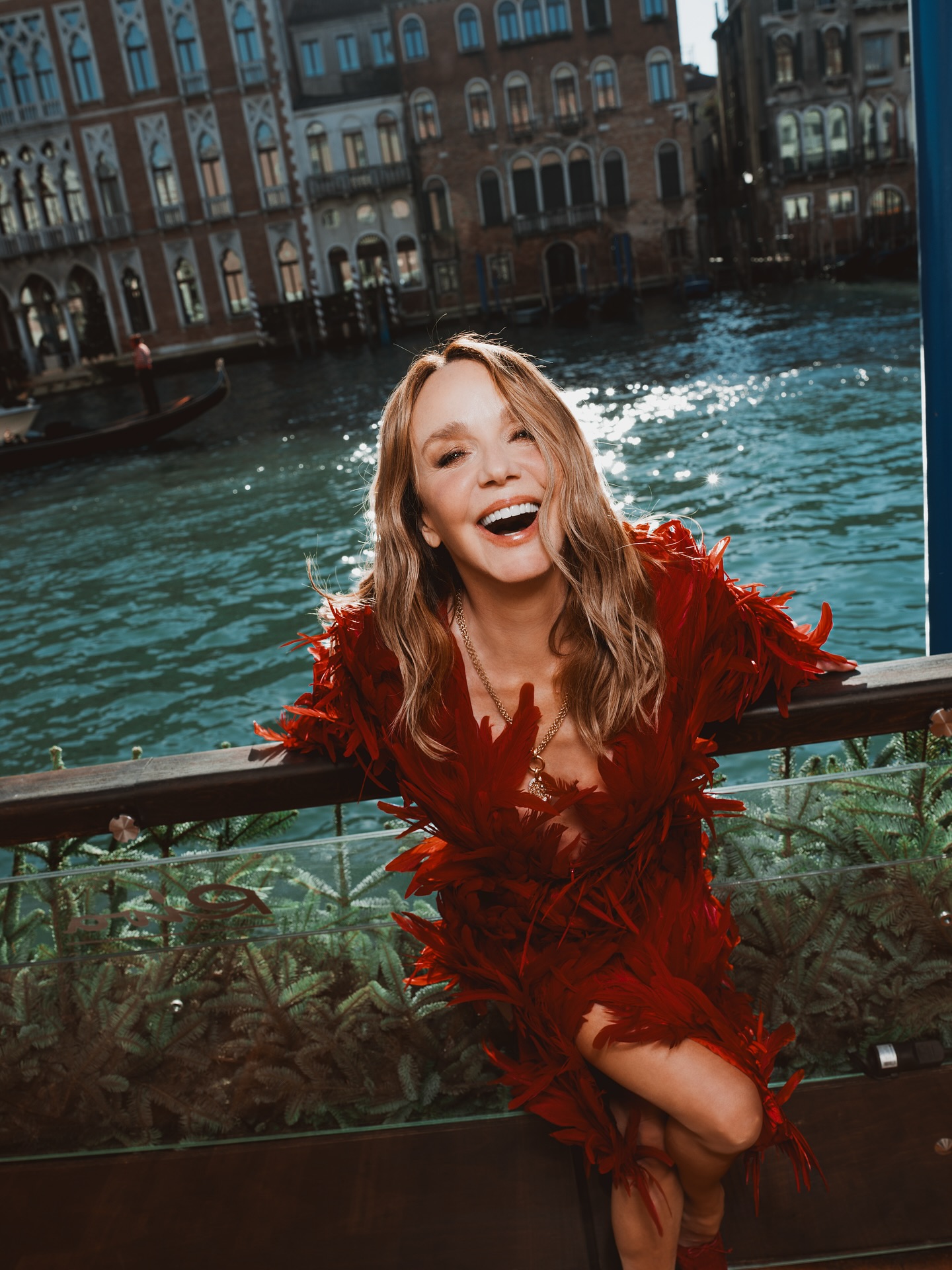 Aos 62 anos, Philippine Leroy-Beaulieu é um ícone de estilo. 29 looks incríveis da icónica Sylvie de “Emily in Paris”