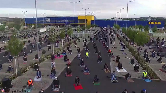 IKEA permite que muçulmanos usem o estacionamento para orações