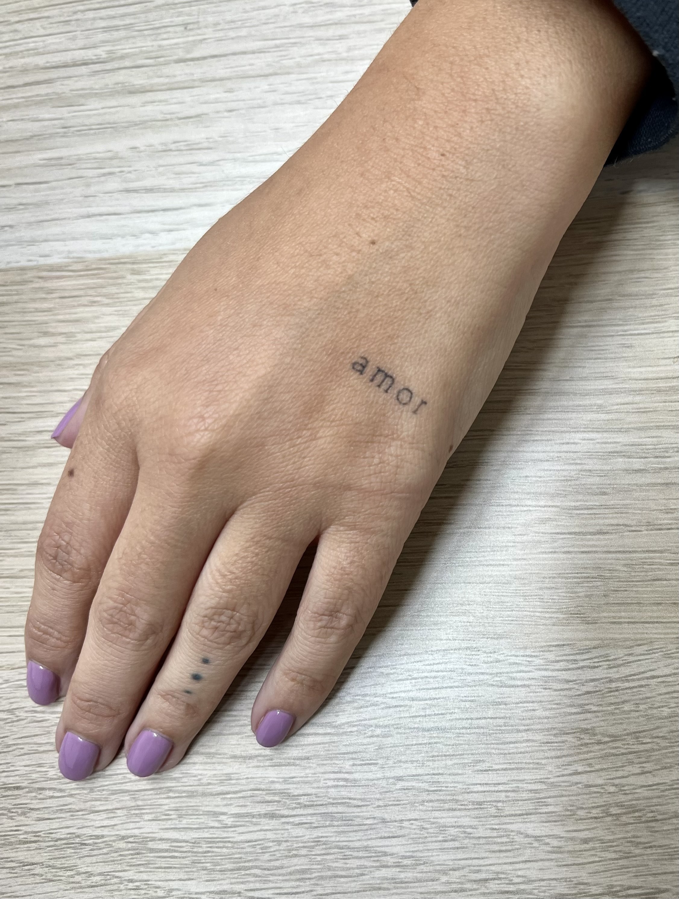 Tatuagem na mão: dicas e cuidados para preservá-la e evitar que desbote