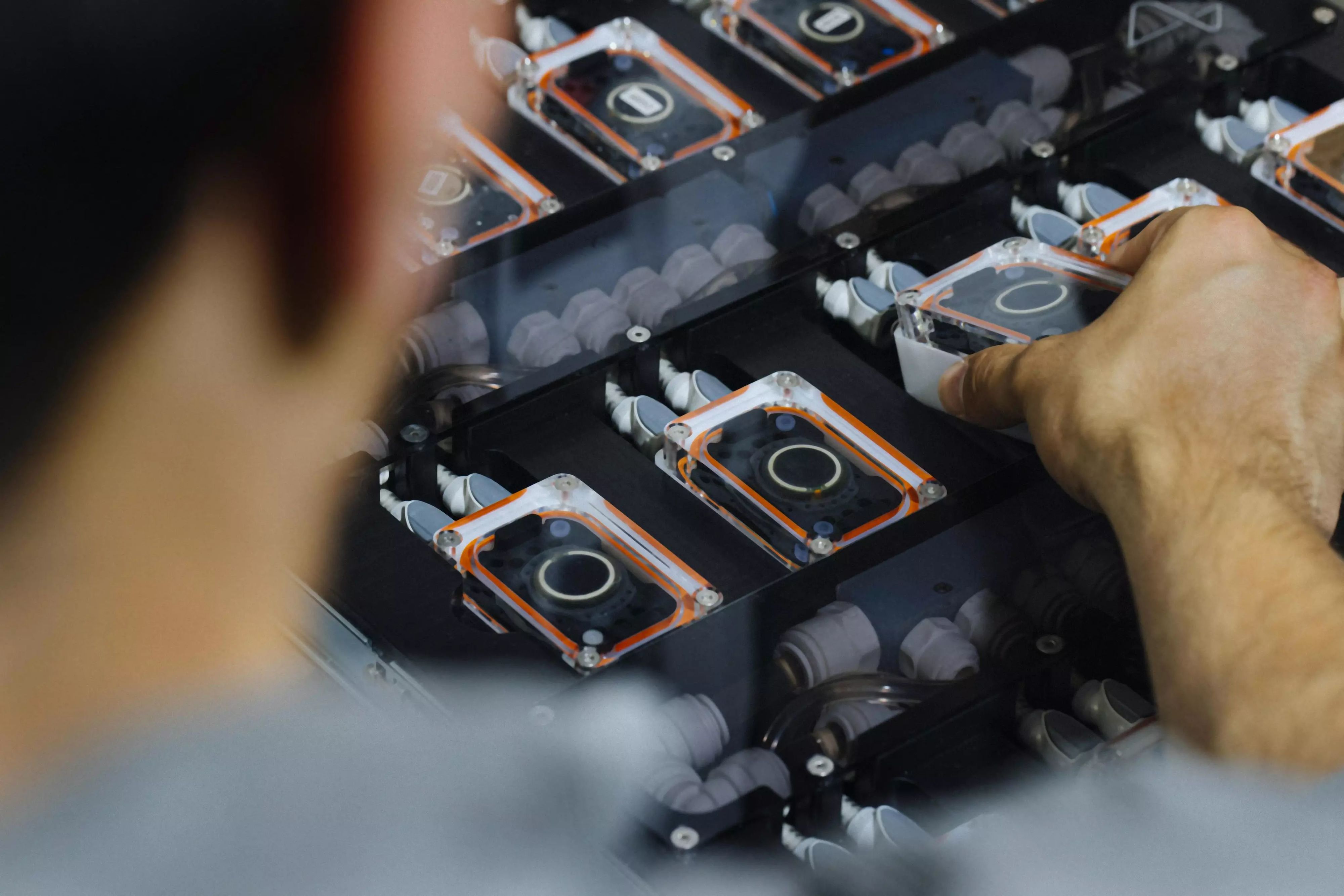 Neuralink testa braço robótico para devolver autonomia a tetraplégicos