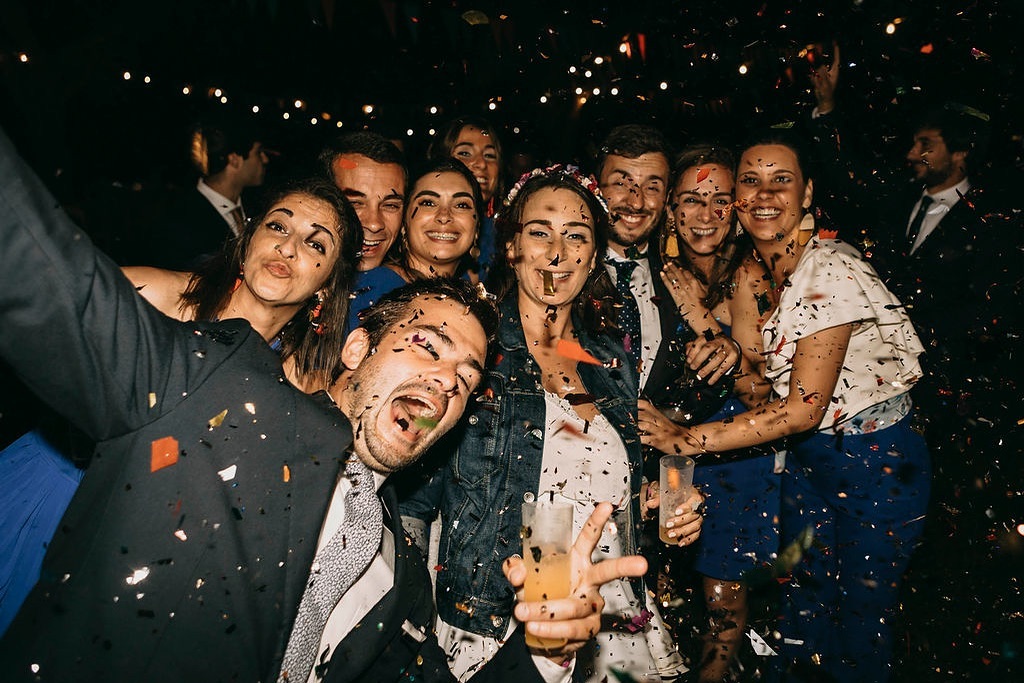 Esqueça o véu, a grinalda e o copo de água interminável. Aqui pode casar até num balão