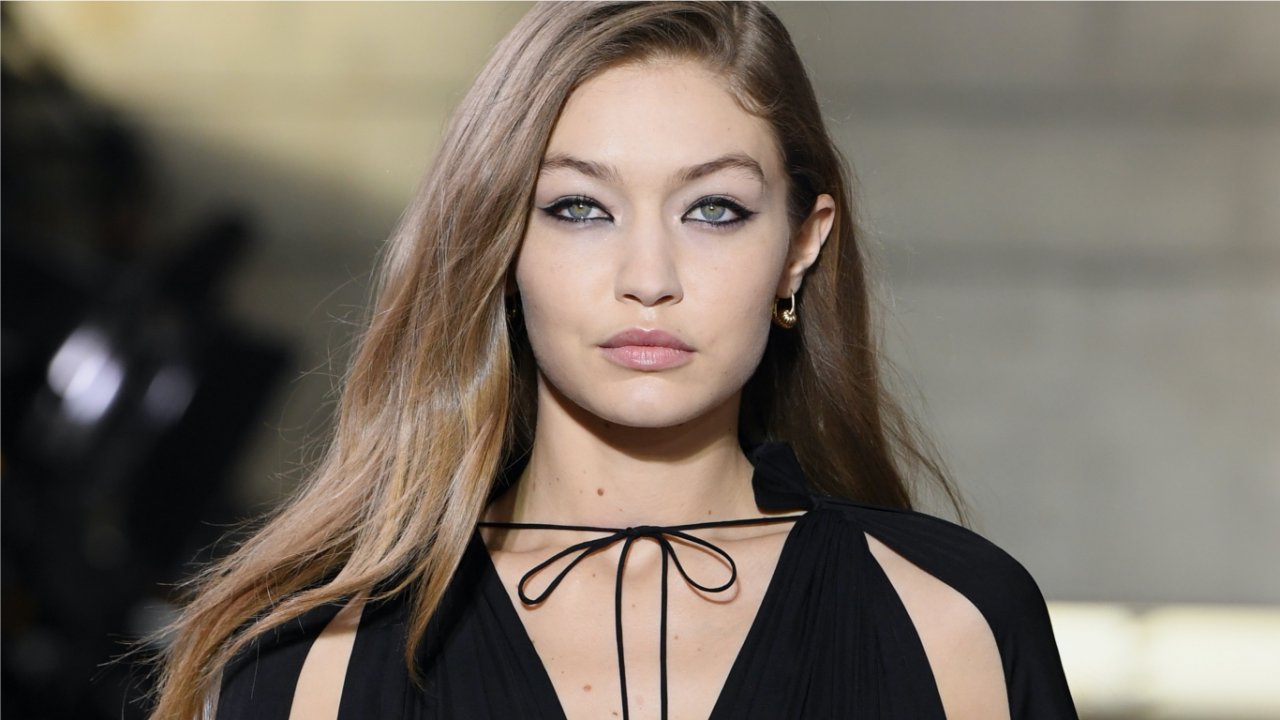 Gigi Hadid mostra barriga de grávida pela primeira vez durante direto
